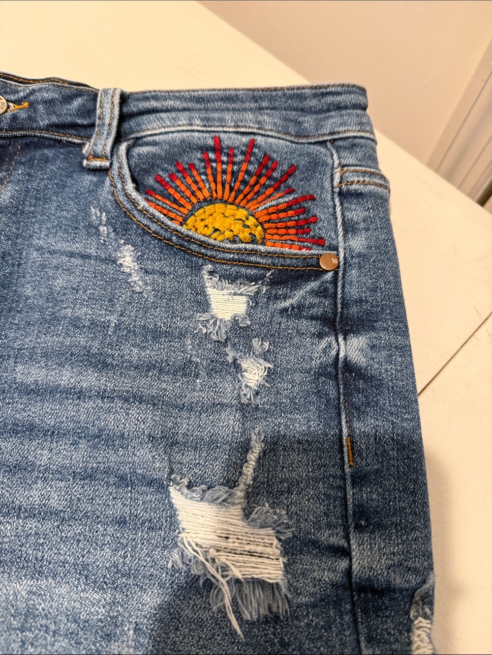 Judy Blue Distressed Denim Shorts Rainbow Sunburst Embroidery 3” Inseam 29 waist - Picture 8 of 16